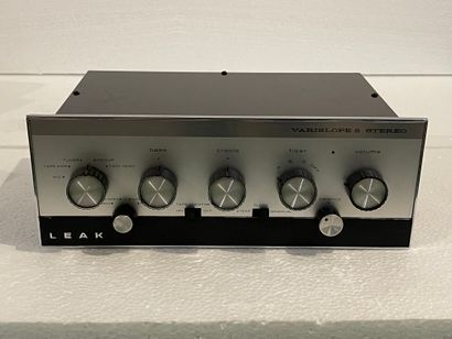 null 
Ensemble LEAK comprenant:




- ampli à lampes (type Mullard), Stéréo 20, circa...