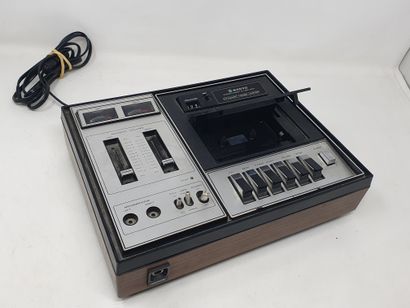 null 
VENDU AVEC LE 74

Lecteur de cassette, SANYO, RD 4530, circa 1970, n° 13114492

Testé,...