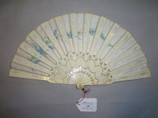 null The sultana

Fan, the leaf in fabric painted with gouache flowers. 

Bone frame...