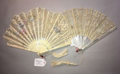 null Lot of two fans:

- one, the leaf in tulle applied with guipures, pearl mother-of-pearl...