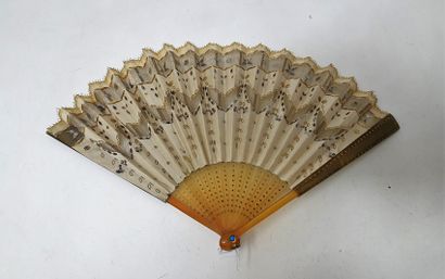 null Fan à la madame sans gène, the leaf in silk and cream tulle decorated with metallic...