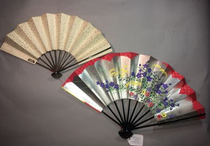 null Lot of two fans, the leaves in paper:

- one, the frame in black lacquered bamboo...