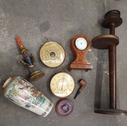 null Lot of trinkets including a wooden ashtray on foot, a wooden pipie, a candlestick,...