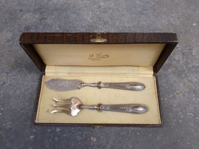 null In a case, two serving pieces, handle in silver (950/00) with filling

Gross...