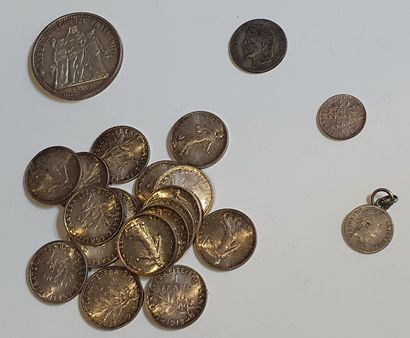 null Lot de pièces en argent comprenant :

- dix-sept (17) pièces d'1 FF, 1918, poids:...