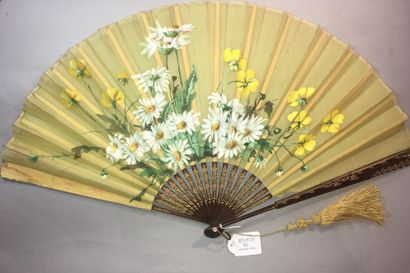 null Les fleurs des champs - Fan, the yellow silk leaf painted with gouache of daisies...