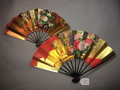 null Lot of two fans, the leaves in paper:

- one, the frame in black lacquered bamboo...