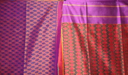 null Deux tentures en soie ikat, Cambodge, fond noir ou violet, décor géométrique...