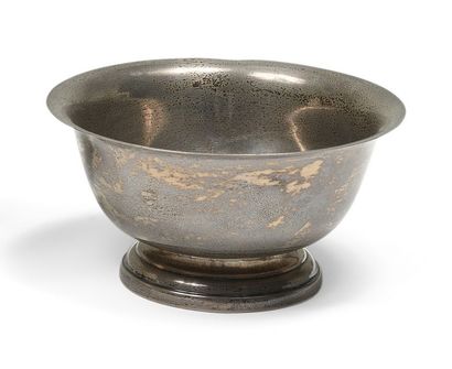 null Metal lot including:

- silver-plated chased metal bowl decorated with a frieze...
