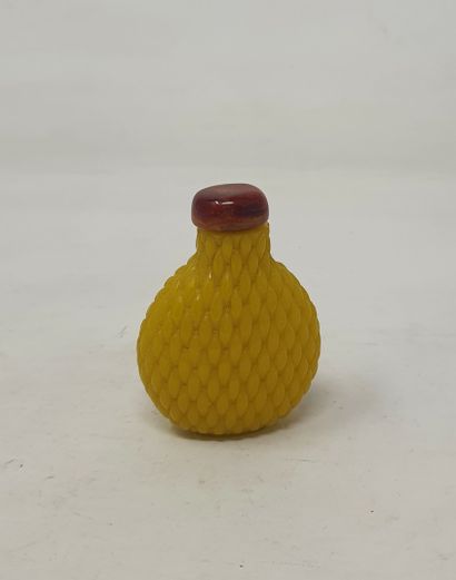 null Yellow glass snuffbox with basketry design, carnelian stopper

China, 19th century

H.:...
