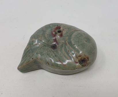 null Celadon porcelain dropper in the shape of a carp

Korea, 19th century

6,5 x...