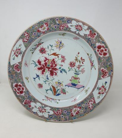 null Porcelain dish with "famille rose" decoration of bouquet and vase of flowers...