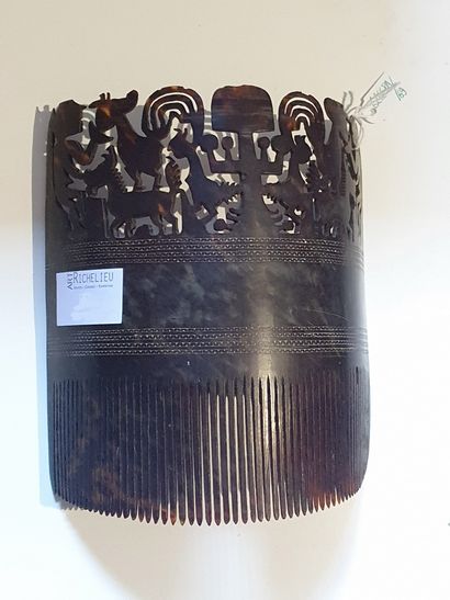 null Large Hai Kara Jangga scale comb, with mythological decoration with a repertoire...