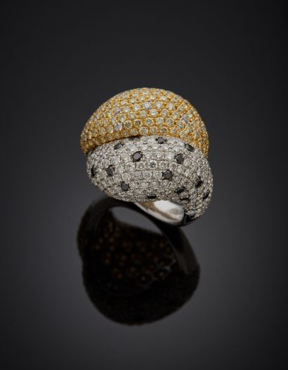 null GARLAND

Yellow and white gold (750‰) domed "double ring" ring paved with white,...