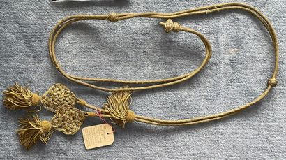 null 
SOLD WITH LOT 37

Racket cord in gold passementerie, with two tassels. 




Bears...
