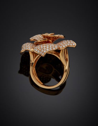 null GARLAND

Important openwork pink gold (750‰) "flower" ring. The petals paved...