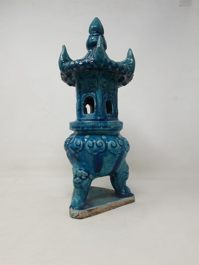 null Stoneware pagoda with blue glaze

China, early 20th century

H.: 35 cm (res...