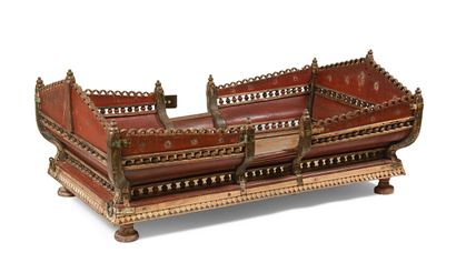 null Red lacquered wood palanquin with openwork gallery

Indian work, 20th century...
