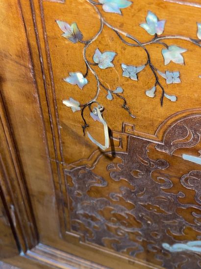 null 
Gabriel VIARDOT (1830-1906)




Japanese cabinet in molded and carved natural...