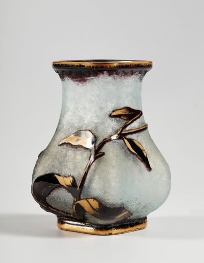null DAUM (?) - Small multi-layered glass vase with gold and eggplant decoration...