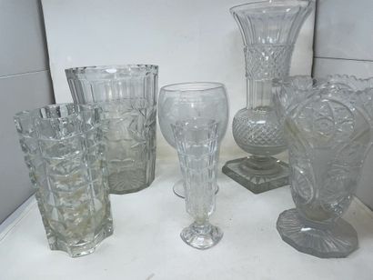 null Lot including six vases or cup out of cut or engraved glass or crystal

Mod...