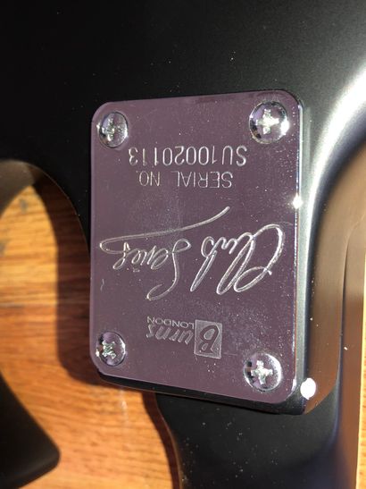 null Guitare, BURNS LONDON, modèle The Bison, N° de série SU 10020113, trois micros...