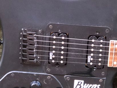 null Guitare, BURNS London, modèle Scorpion, made in Korea (traces d'usures, éclat...