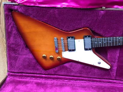 null Guitare, HAMER, type Firebird, n° série 1703185, made in Korea, équipée de deux...