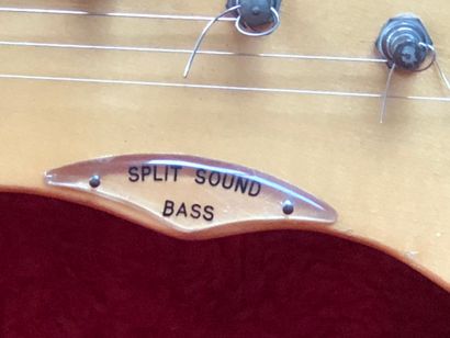 null Guitare, BURNS, modèle Split Sound Bass, n° série 6440, made in England, équipée...