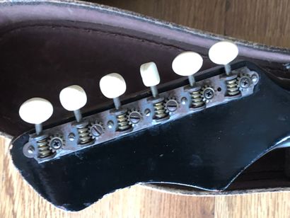 null Guitare, HARMONY, made in USA, équipée d'un micro (pickgard accidenté)

Testée,...