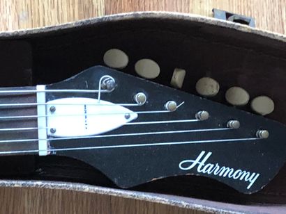 null Guitare, HARMONY, made in USA, équipée d'un micro (pickgard accidenté)

Testée,...