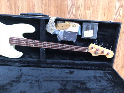 null Basse, FENDER, modèle Jazz Bass, n° de série MN1 103613, made in Mexico, fournie...