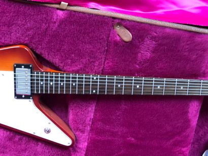 null Guitare, HAMER, type Firebird, n° série 1703185, made in Korea, équipée de deux...