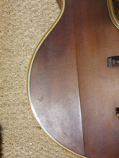 null R. CERRONNE

Guitare gypsy acoustique, vers 1950, étiquette du fabriquant 

(fendue...