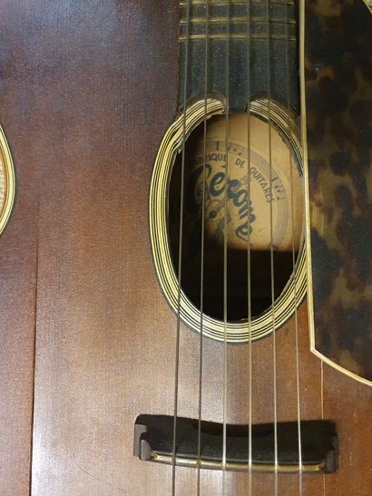 null R. CERRONNE

Guitare gypsy acoustique, vers 1950, étiquette du fabriquant 

(fendue...