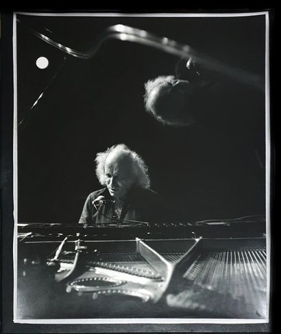 null Patrick Ullmann (1942)

Leo Ferré during a recital in Sarcelles, 1973

Silver...