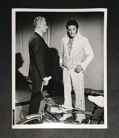 null Anonymous

Elvis Presley before his entrance on stage in Las Vegas in 1969

Vintage...