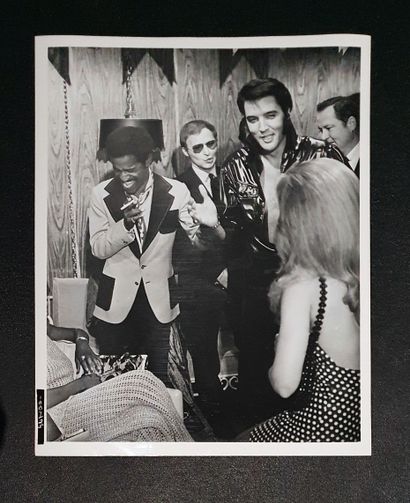 null Anonyme

Elvis Presley avec Samy Davis Jr. dans sa loge avant le concert à Las...