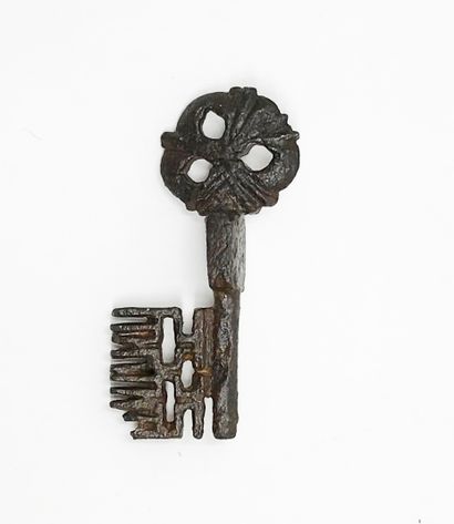 null Une exceptionnelle clé gothique en fer, anneau repercé, bossette parallélépipédique...