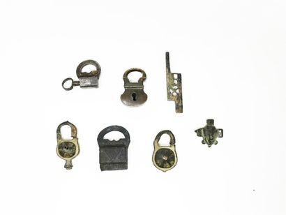 null Six padlocks, two in iron and four in bronze and a lock bolt. 
H : 4, 48 cm...