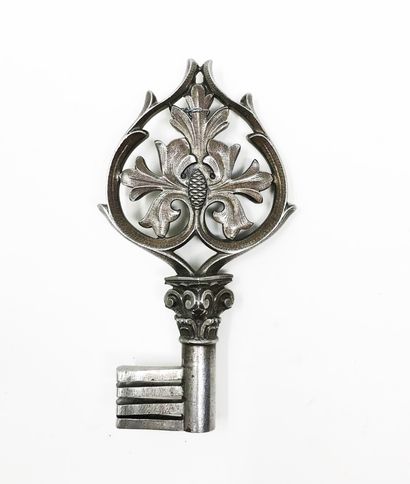 null Wrought and chiseled iron key, cordial ring pierced with foliage and a thistle...