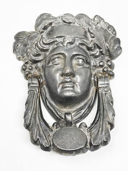 null Heurtoir à tête de Dionysos (?). 
18, 6 x 14, 6 x 4, 8 cm
