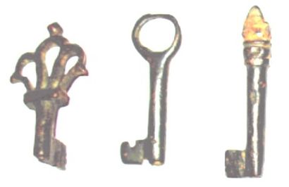 null Deux boucles de ceinture en bronze, trois clés en bronze, un dé à coudre.
 H:...