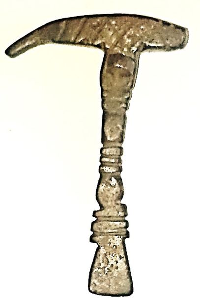 null Deux clés en fer (4,9 et 5,8 cm). Un outil multiple - poinçon, marteau et burin...