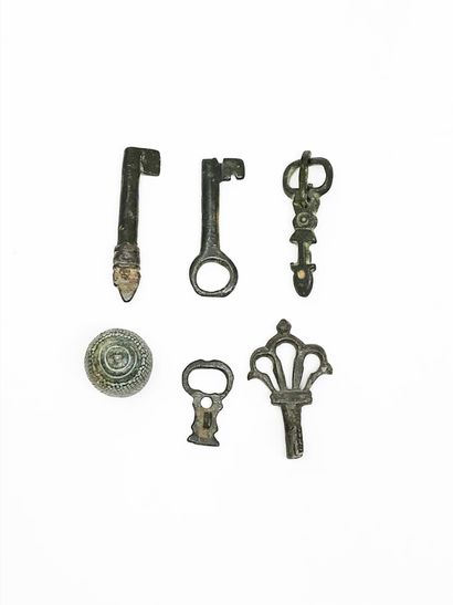 null Two bronze belt buckles, three bronze keys, a thimble.
 H: 3,05 cm- H: 5,52...