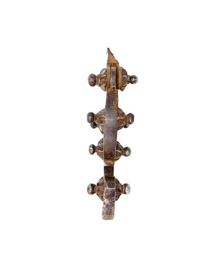 null Strong doorknocker (19, 1 x 7,87) cm in wrought iron in the shape of S Section...