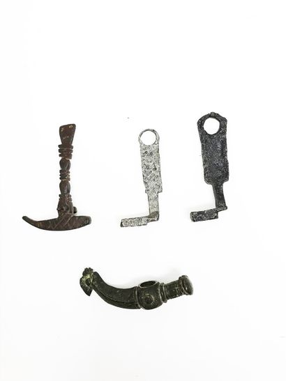 null Deux clés en fer (4,9 et 5,8 cm). Un outil multiple - poinçon, marteau et burin...
