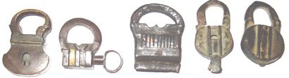 null Six padlocks, two in iron and four in bronze and a lock bolt. 
H : 4, 48 cm...