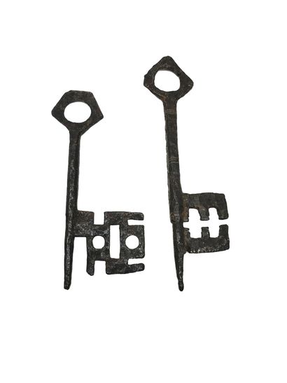 null Two gothic keys. 
14, 1 - 17 cm.
Two Gothic keys . 
Zwei gotische Schlüssel