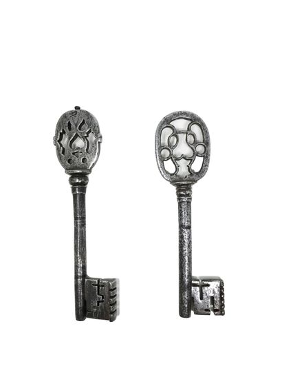 null Two keys. 
16, 6 - 15, 5 cm. 
Keys with heart shaped rings, frog legs and dolphins....